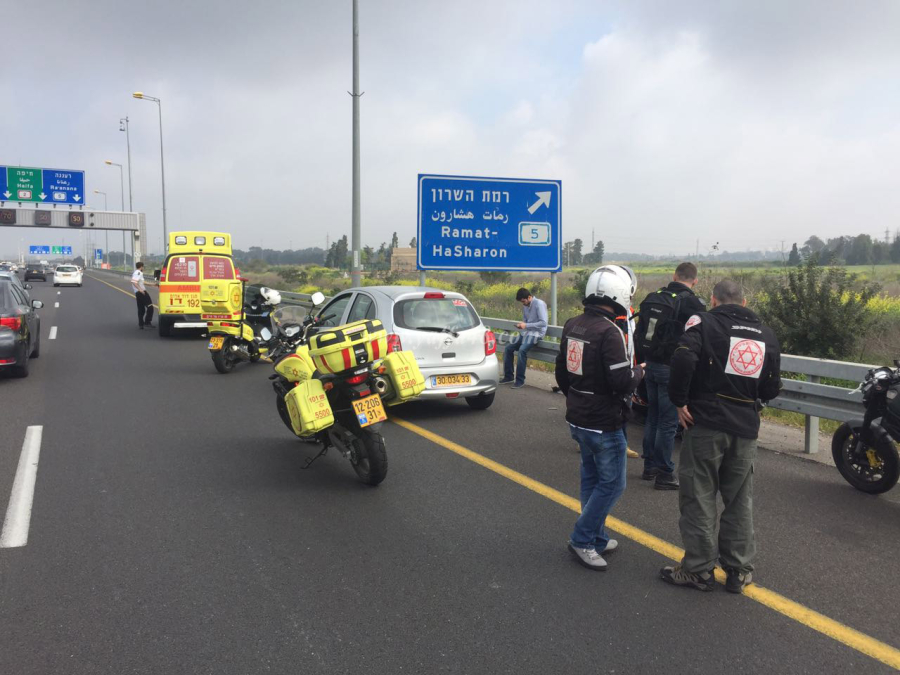 صور: اصابة طفيفة لسائق دراجة نارية بحادث طرق في تل ابيب